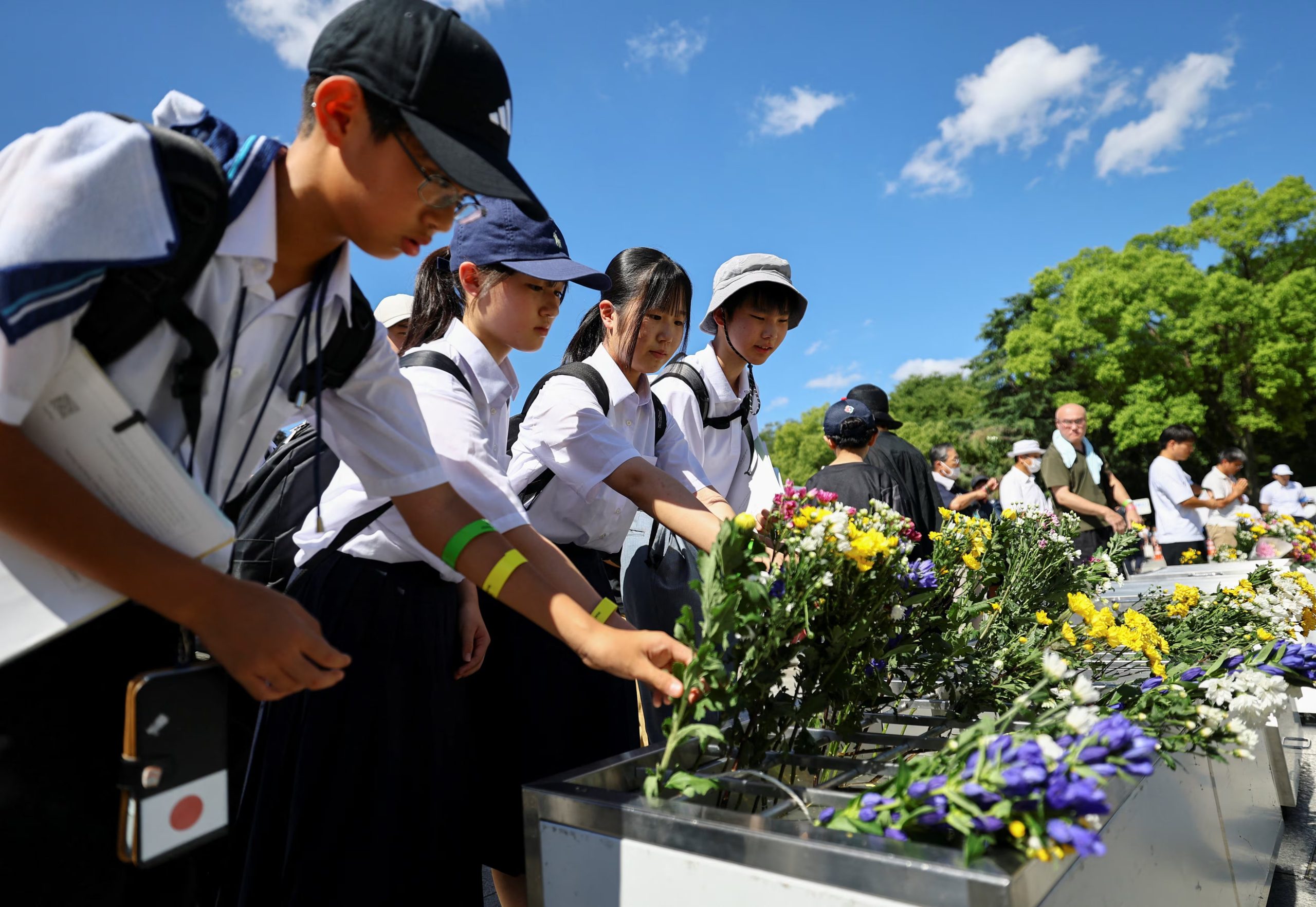 Unos escolares depositan flores con motivo del 81.º aniversario del bombardeo atómico, en el Parque Conmemorativo de la Paz de Hiroshima, en Hiroshima (oeste de Japón), el 6 de agosto de 2026. REUTERS/Issei Kato