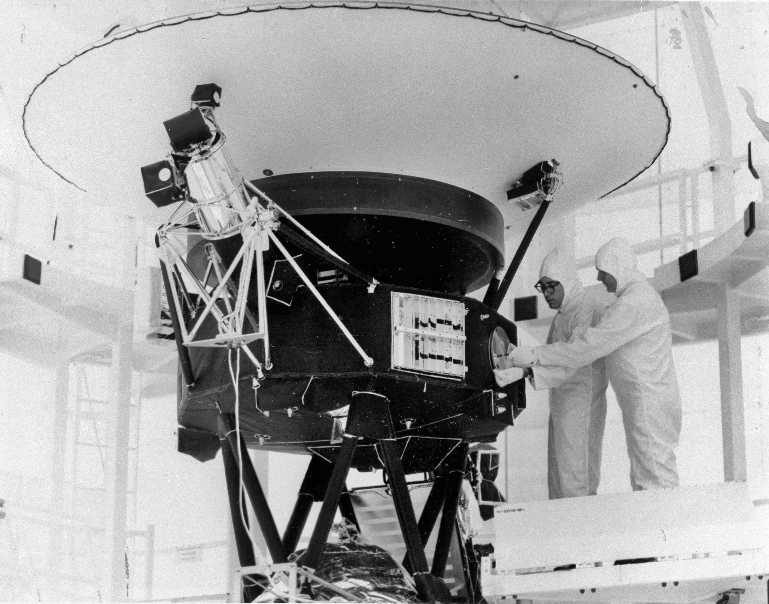 La Voyager 2 depende de generadores que producen electricidad mediante la desintegraci&oacute;n del plutonio (Foto AP /NASA)
