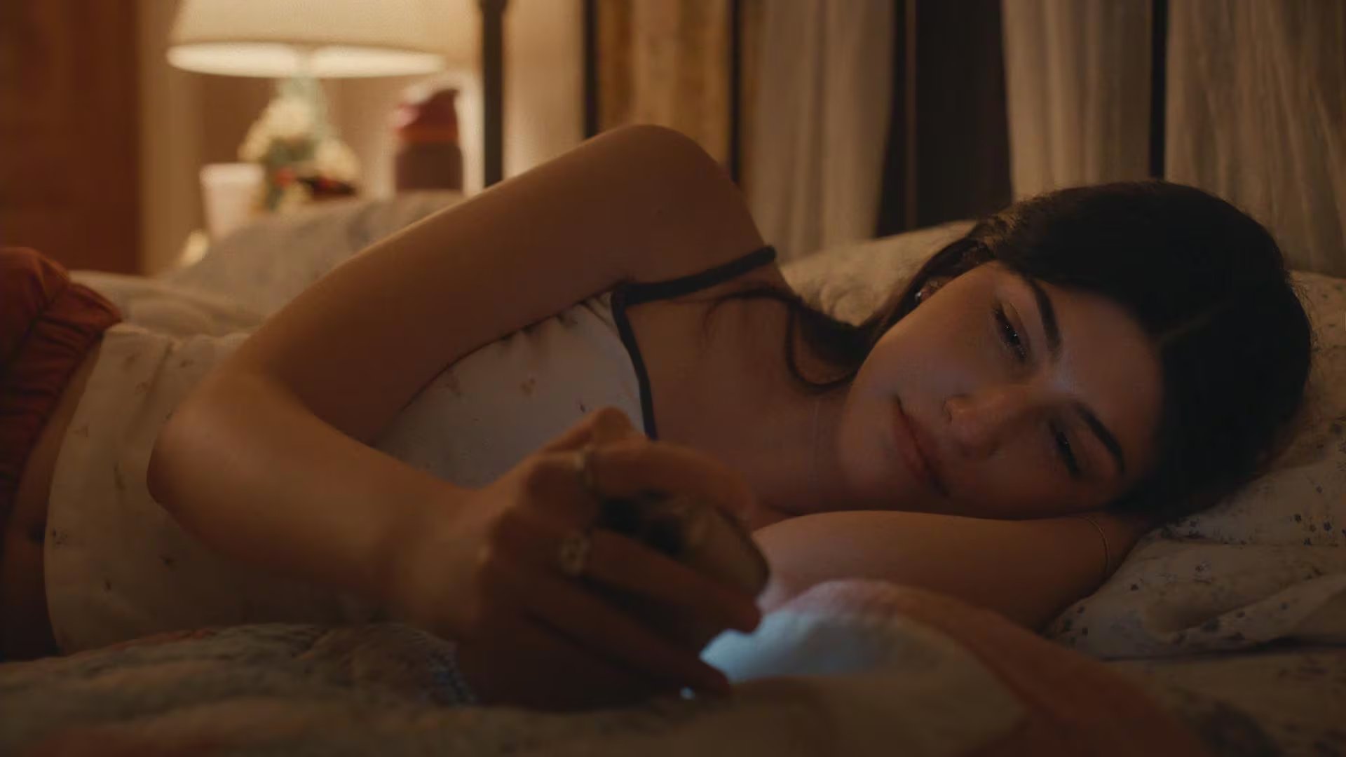 Laura Hankin bas&oacute; el guion de la pel&iacute;cula en su experiencia escolar cuando obtuvo un papel protag&oacute;nico mientras reaparec&iacute;a el c&aacute;ncer terminal de su madre (Netflix)