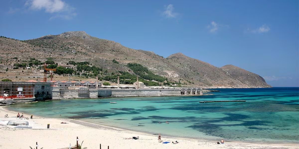 Favignana, una de las Egadi frente a la costa siciliana, combina mar transparente, gastronom&iacute;a local y un ritmo tranquilo