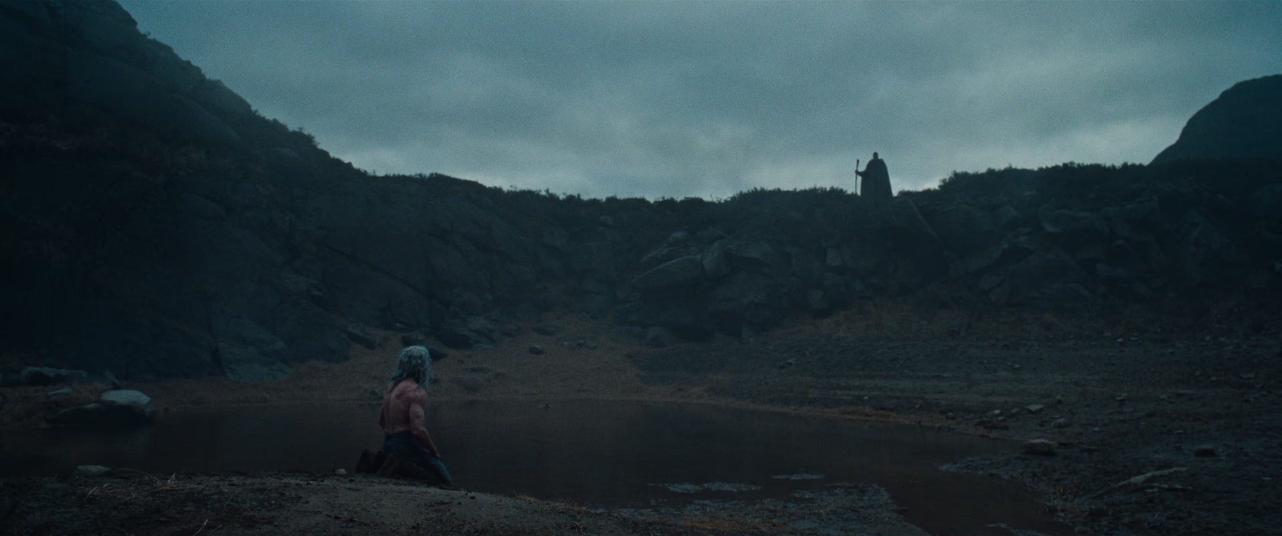 La película muestra una Edad Media brutal, alejada del romanticismo tradicional del personaje. (A24)