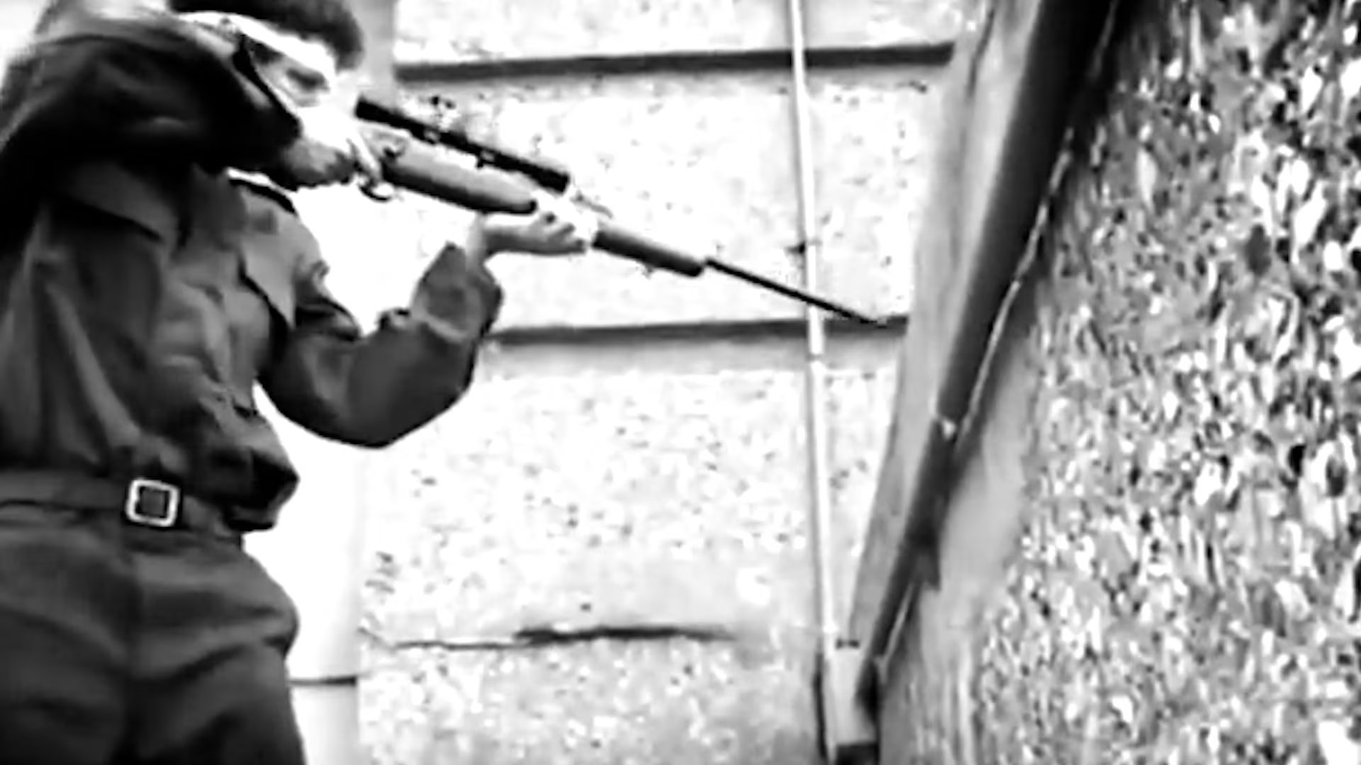 La biografía de Charles Whitman estuvo marcada por la violencia doméstica de su padre, el aprendizaje temprano en el uso de armas y un historial de disciplina militar