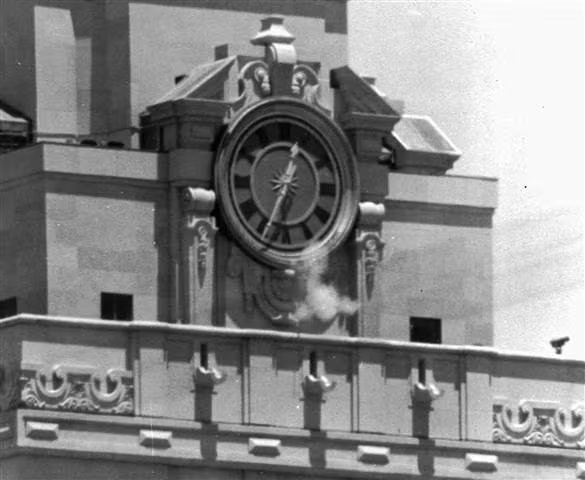 La policía de Austin detuvo al francotirador en la torre de la Universidad de Texas cuando los oficiales Ramiro Martínez y Houston McCoy, con ayuda de Allen Crum, lo abatieron a las 13.24