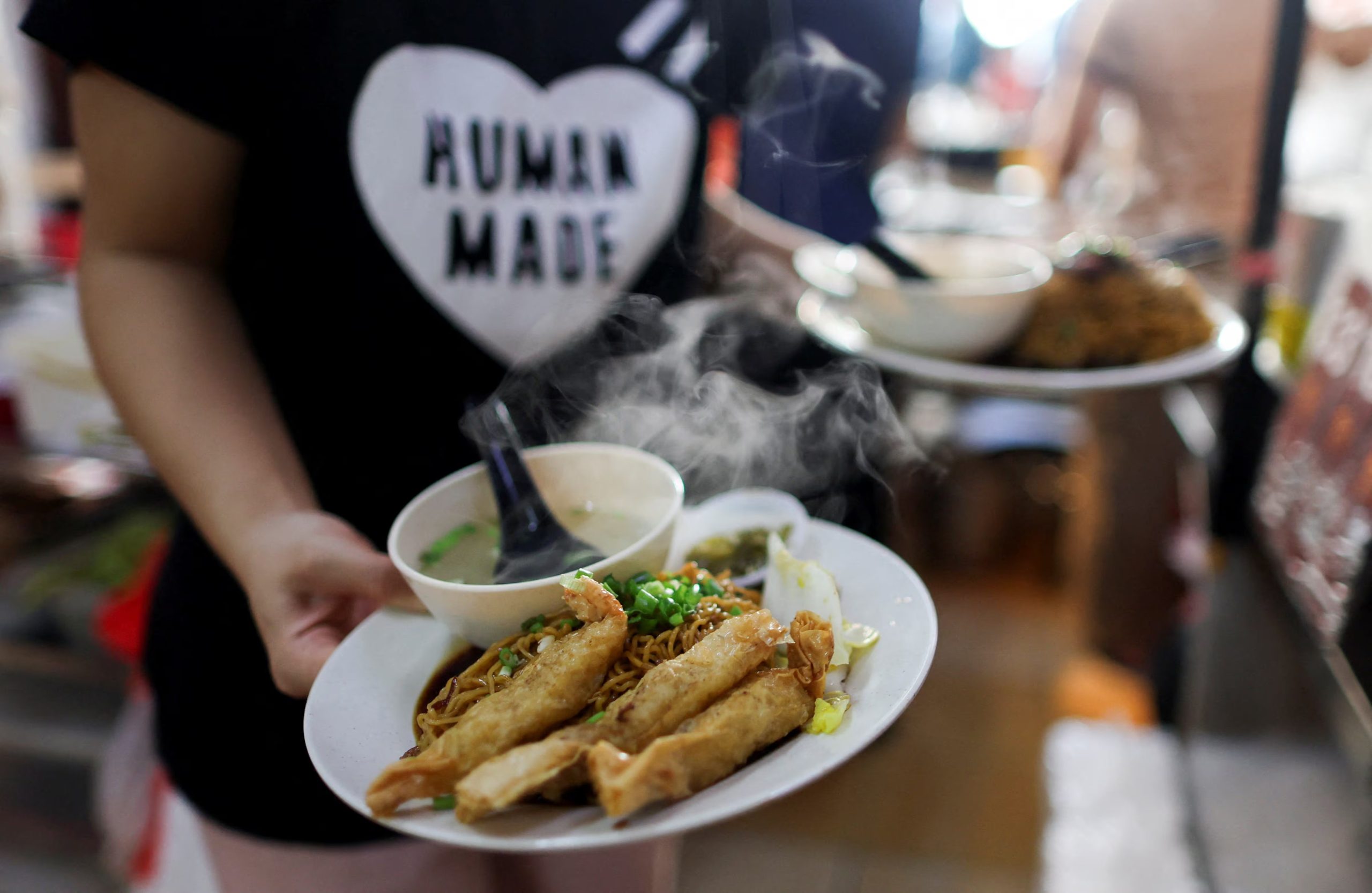 En Kuala Lumpur, los sabores invitan a recorrer Jalan Alor, donde la influencia del wok hei define la experiencia nocturna (REUTERS/Hasnoor Hussain)