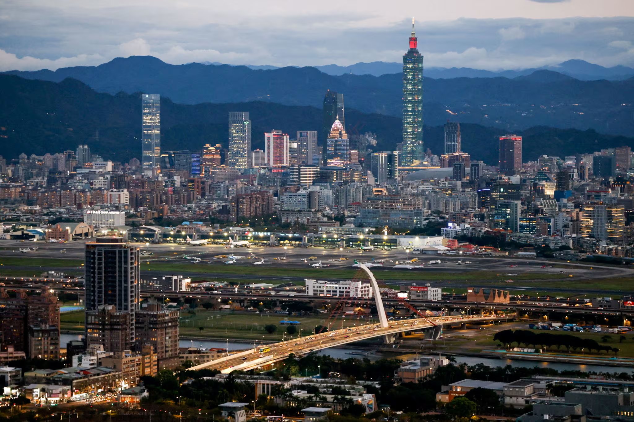 Los mercados nocturnos de Taipei, como Shilin, atraen con tortilla de ostras y stinky tofu, convirtiendo la ciudad en un destino para quienes buscan variedad (REUTERS/Ann Wang)