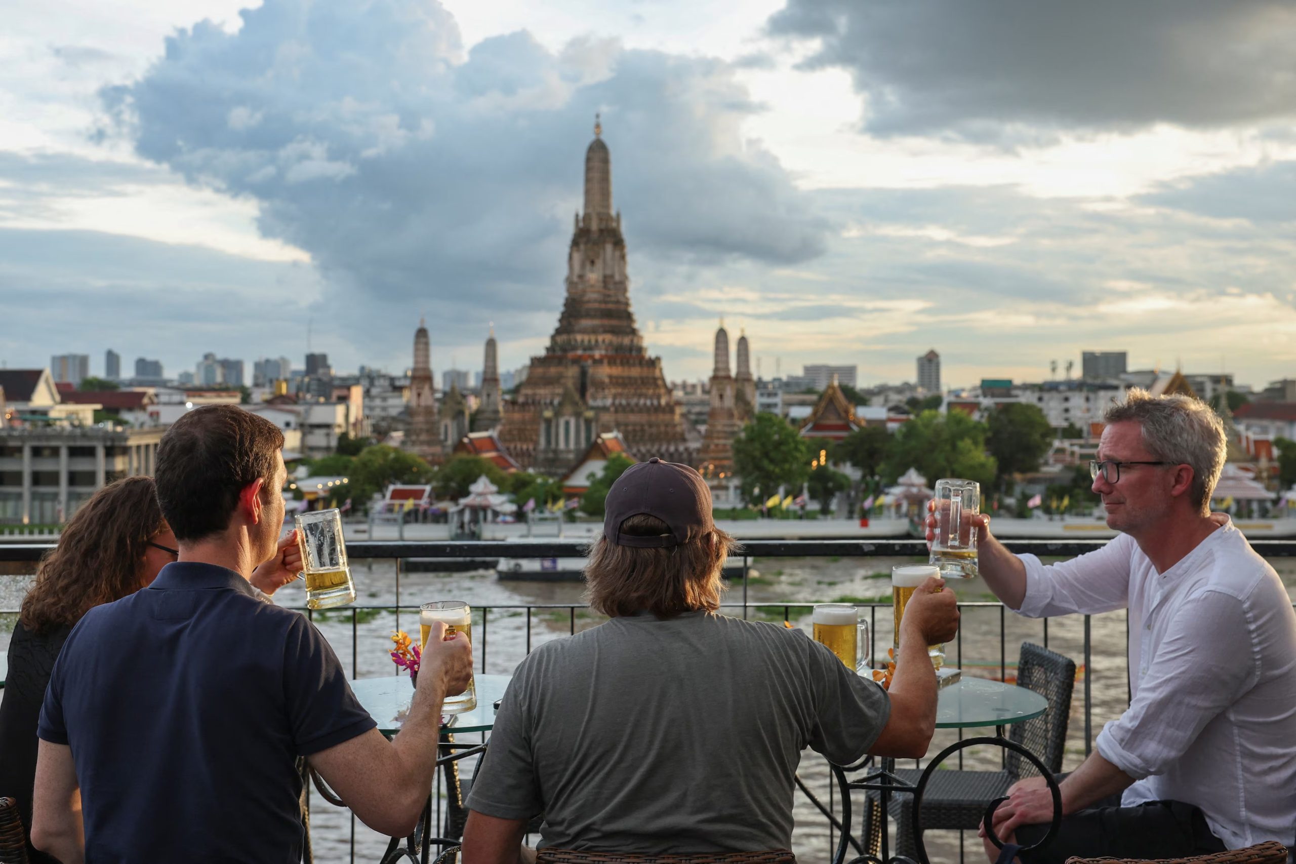 Bangkok se distingue por su pad thai y som tam, donde los aromas intensos y la facilidad para llevar la comida forman parte de la experiencia urbana (REUTERS/Chalinee Thirasupa)
