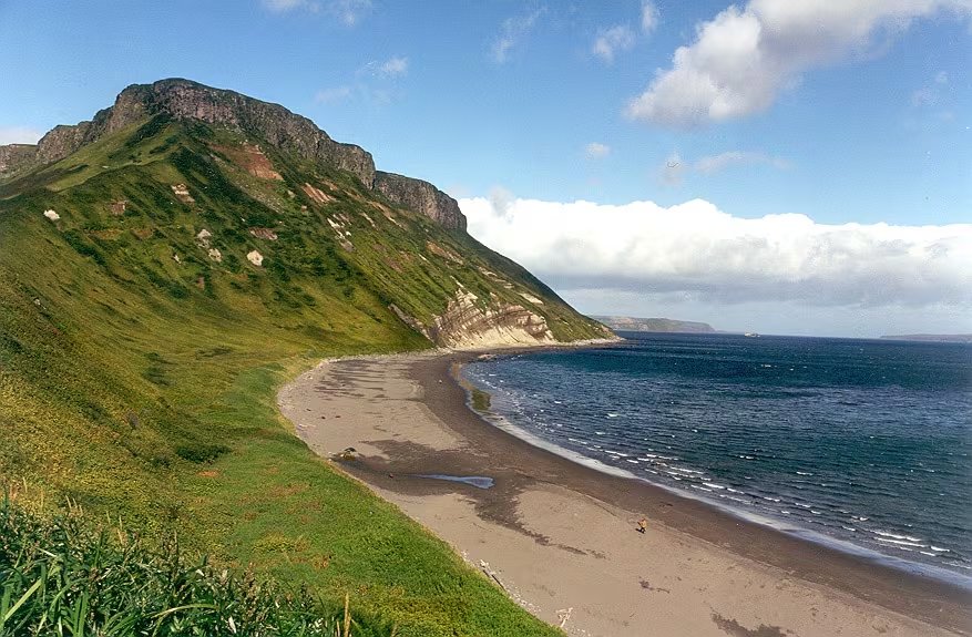Kuril est&aacute; situada en la isla de Iturup, la tercera m&aacute;s grande del archipi&eacute;lago Kuril. (Wikimedia)