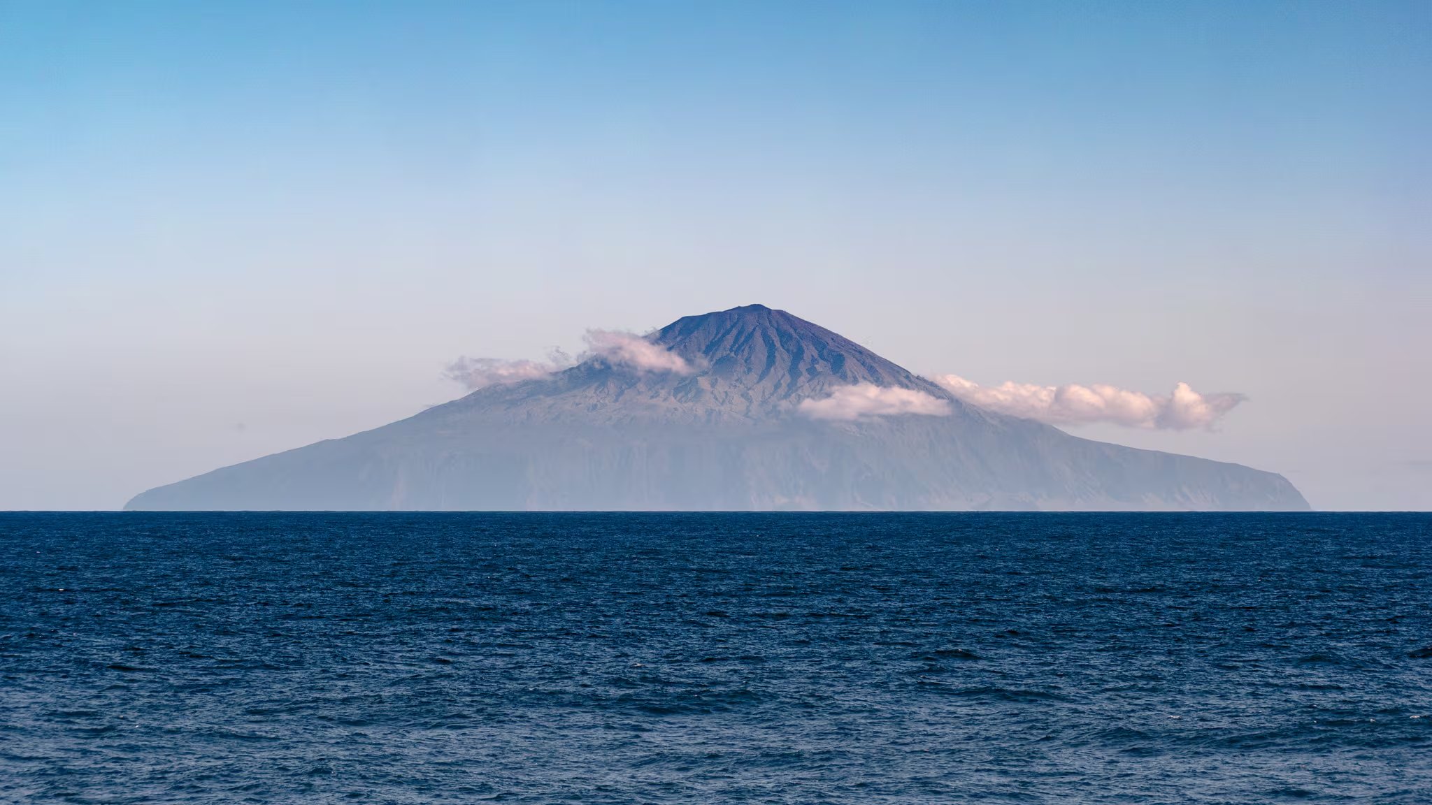 Tristan da Cunha, en el Atlántico Sur, es el asentamiento habitado más remoto del mundo (Wikipedia)