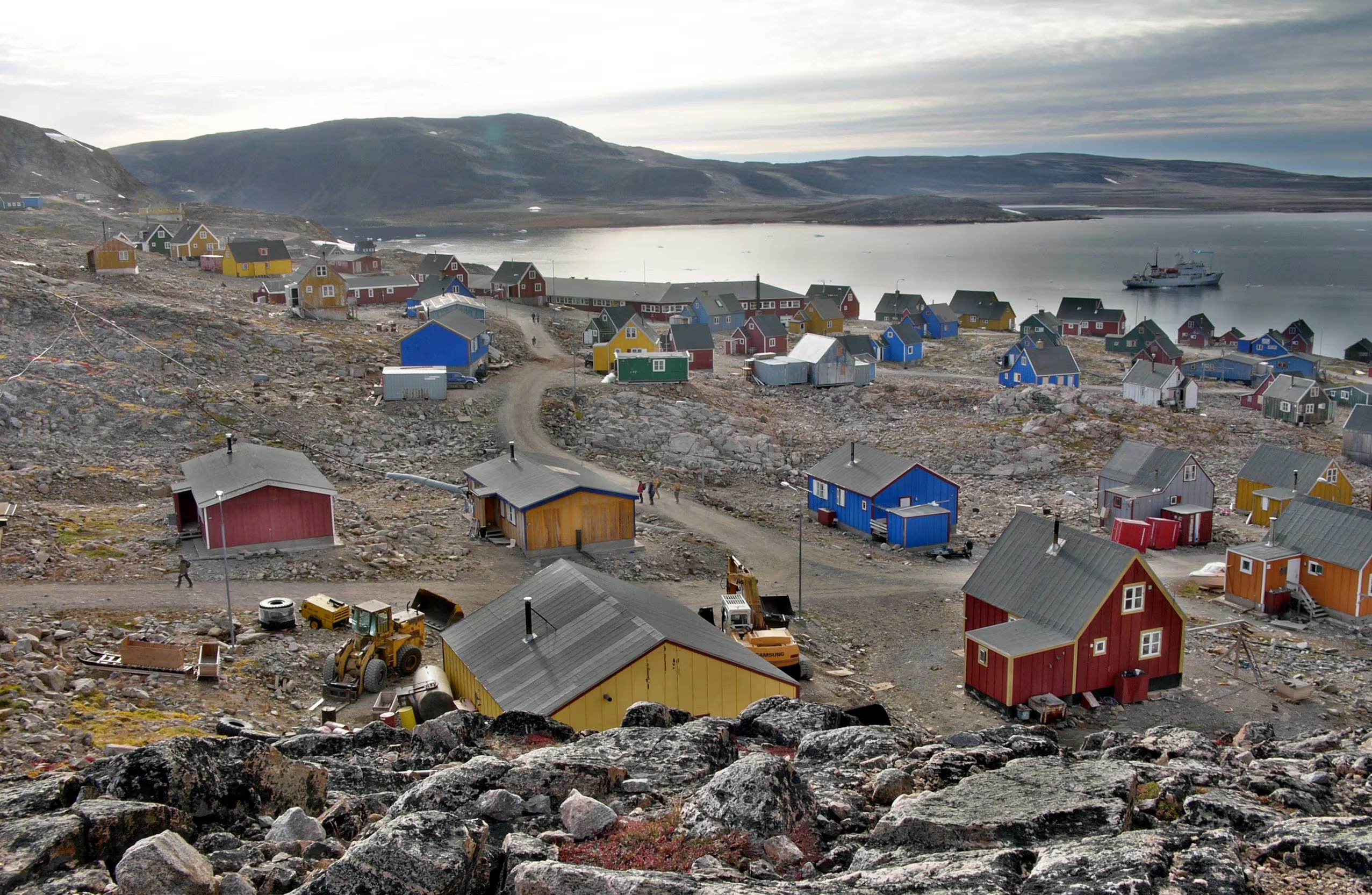 Ittoqqortoormiit, en Groenlandia, permanece rodeado de hielo la mayor parte del año y depende de la caza y el turismo (Wikipedia)