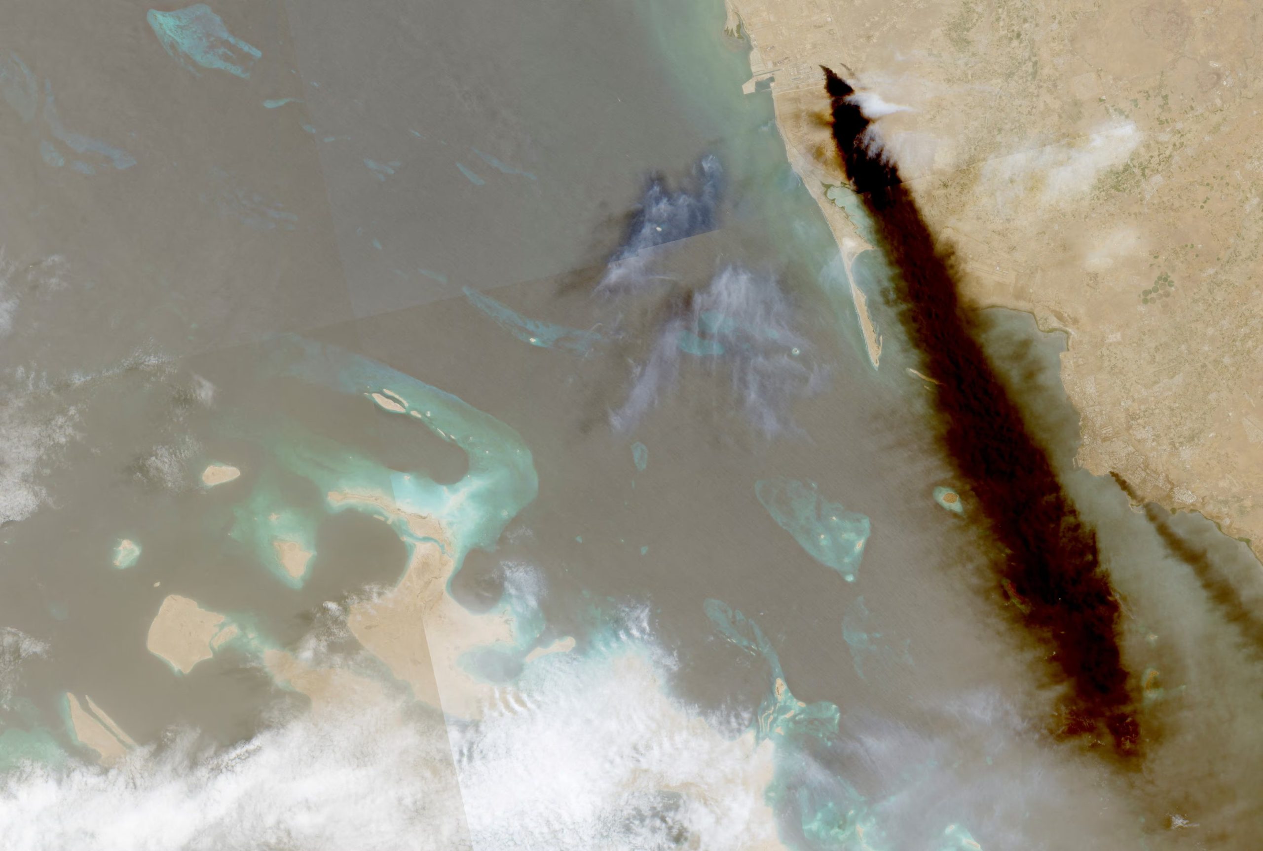 Imagen satelital muestra humo sobre una instalación de Aramco en Jizán, Arabia Saudita, el 26 de julio, tras un ataque hutí previo contra la refinería (Copernicus Sentinel-2/REUTERS)