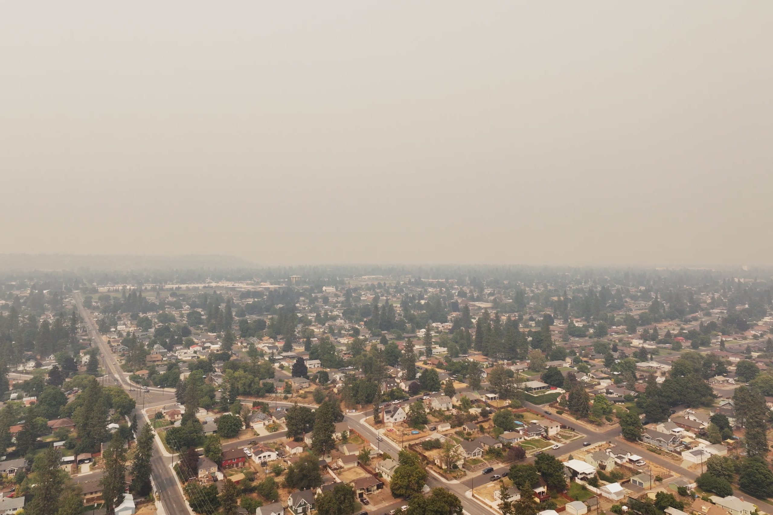 El Old Trails Fire se inici&oacute; al noroeste de Spokane, cruz&oacute; el r&iacute;o Spokane y forz&oacute; el desalojo de miles de residentes (REUTERS)