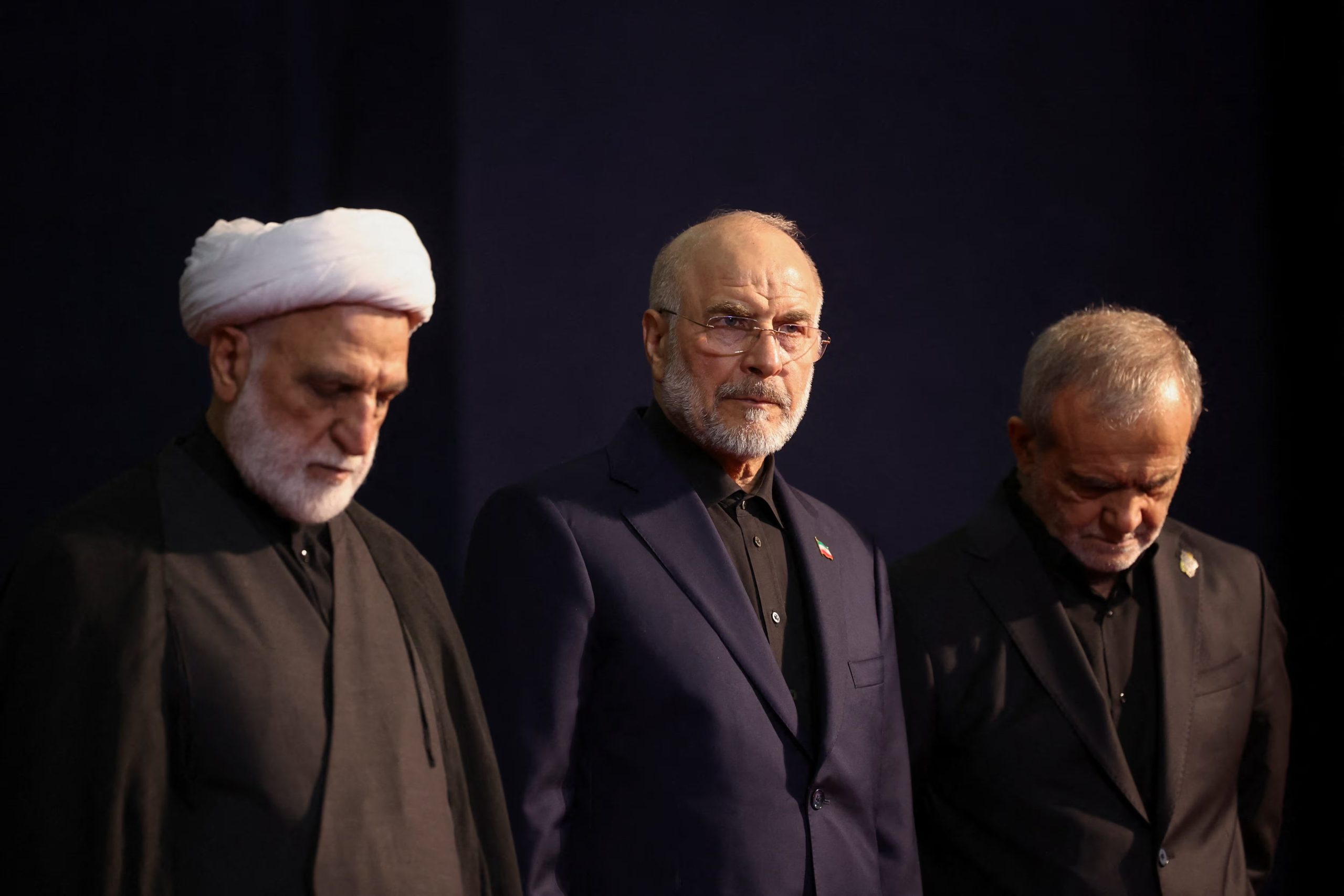 El presidente iran&iacute;, Masoud Pezeshkian; el presidente del Parlamento, Mohammad Baqer Qalibaf; y el jefe del Poder Judicial, Gholamhossein Mohseni Ejei, asisten a una ceremonia de despedida en honor del difunto l&iacute;der supremo de Ir&aacute;n, el ayatollah Ali Khamenei (WANA v&iacute;a REUTERS/Archivo)