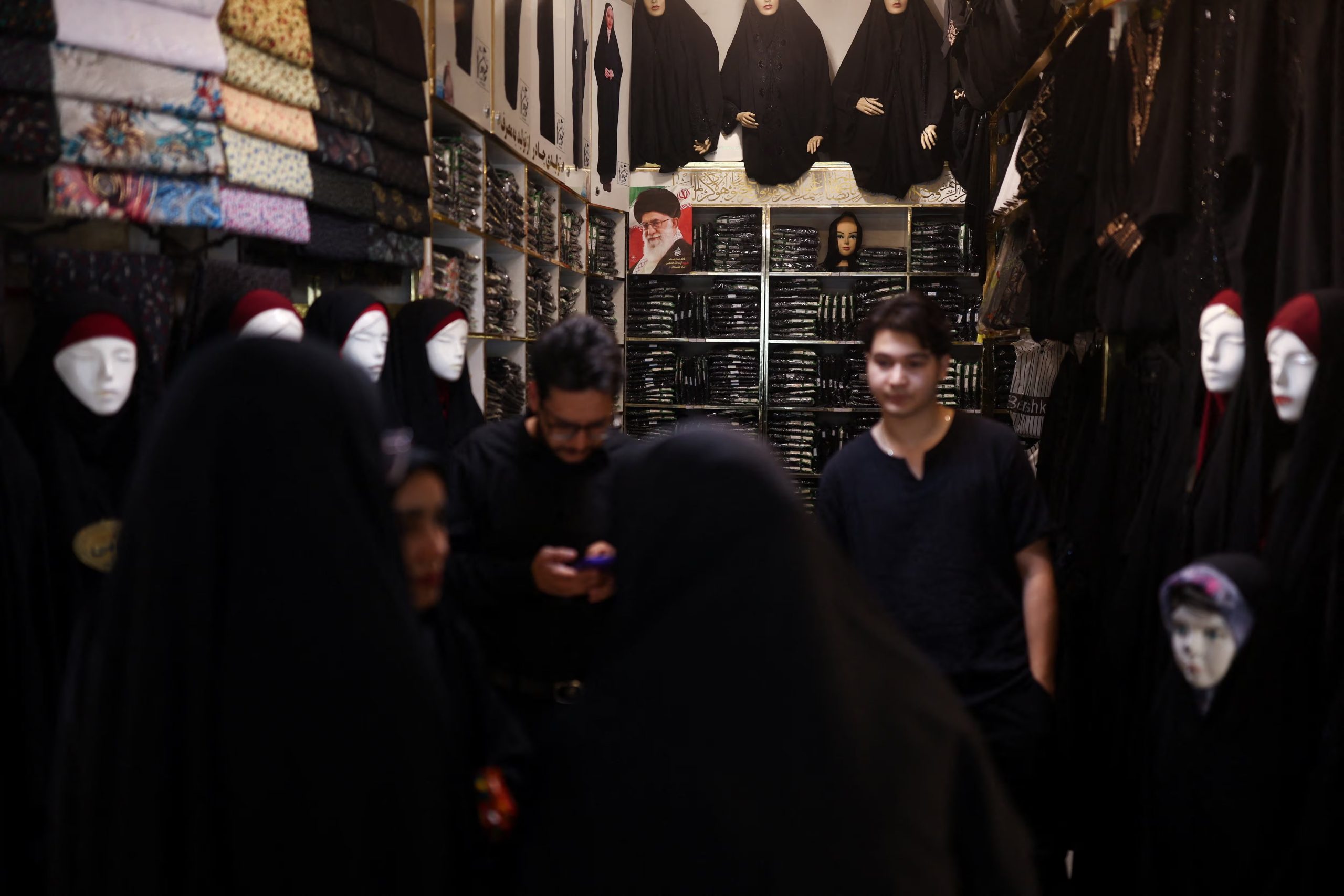 Una imagen del fallecido Ali Khamenei &mdash;quien muri&oacute; el 28 de febrero en ataques a&eacute;reos israel&iacute;es y estadounidenses&mdash;, se exhibe en una tienda un d&iacute;a antes de su entierro en Mashhad, Ir&aacute;n (WANA v&iacute;a REUTERS/Archivo)
