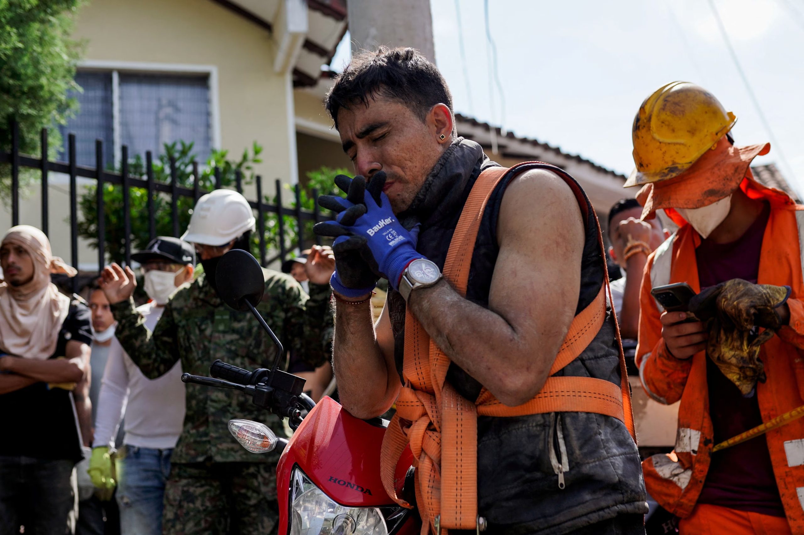 Organismos de socorro atienden la emergencia y evalúan los daños ocasionados por el fuerte movimiento telúrico en Cali - crédito Sergio Acero/Reuters