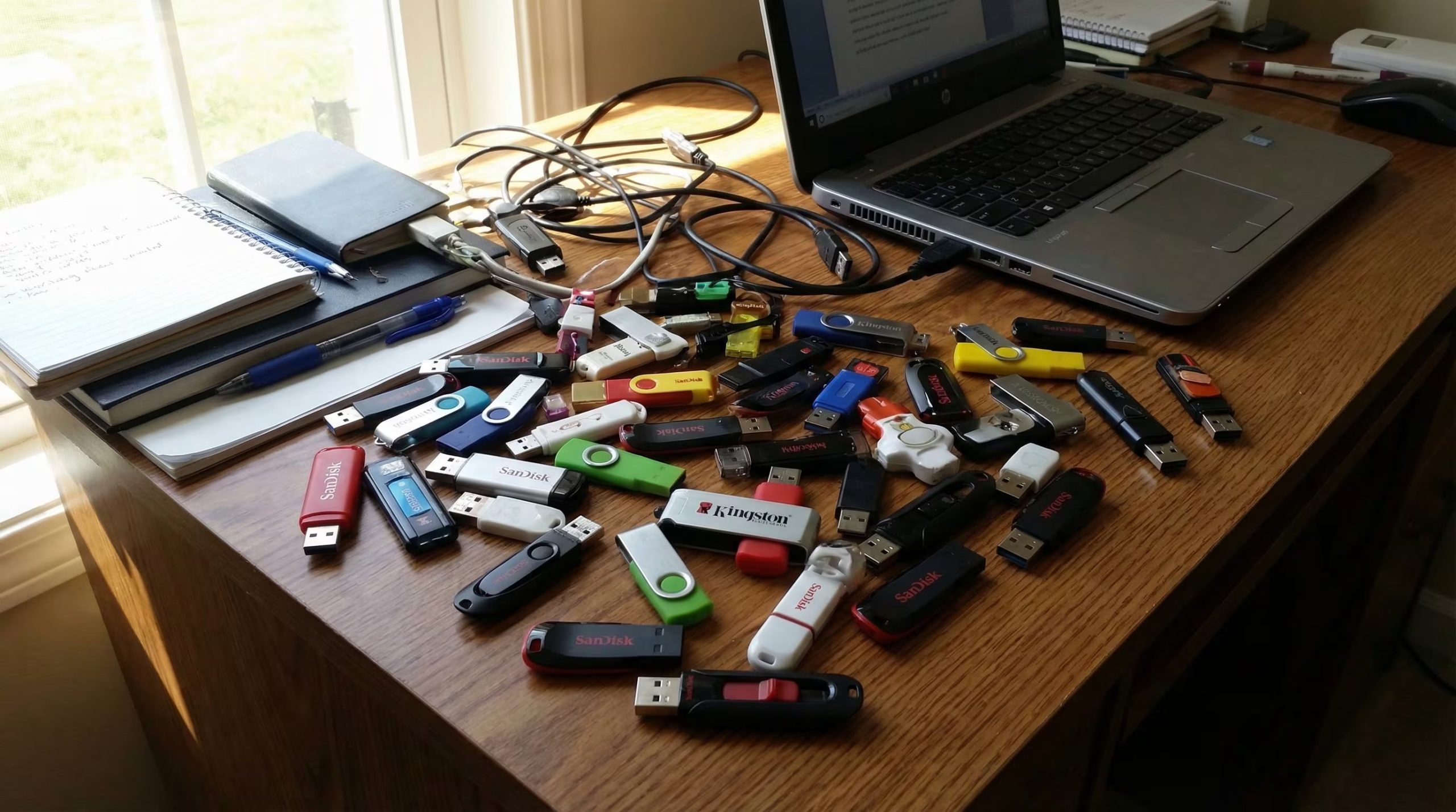 Las memorias USB, tambi&eacute;n conocidas como pendrives, se han convertido en herramientas esenciales para quienes necesitan transportar archivos digitales.(Imagen Ilustrativa Infobae)