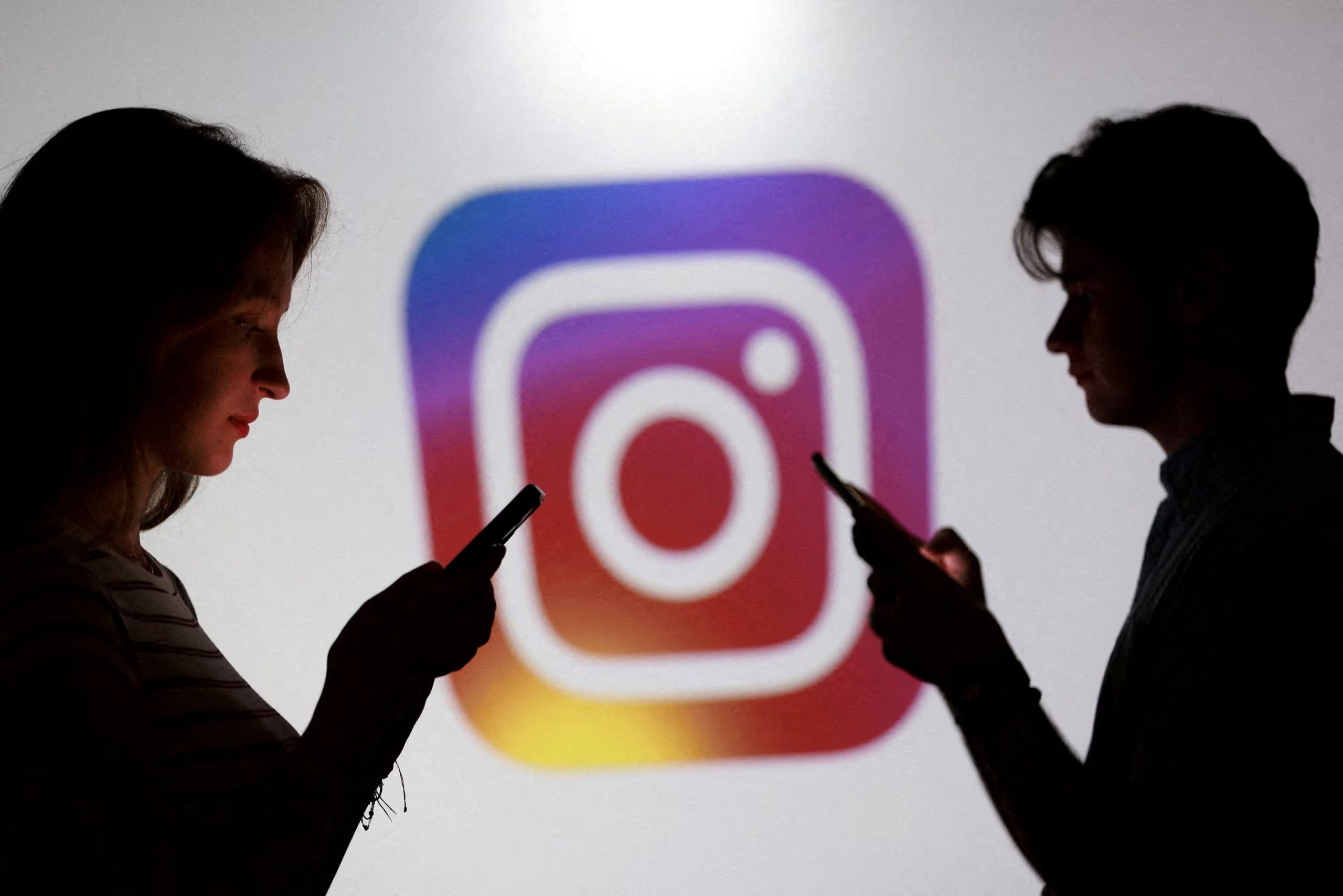 Meta aplicó medidas de protección en Facebook e Instagram para reducir riesgos entre adolescentes. REUTERS/Dado Ruvic/Illustration/File Photo