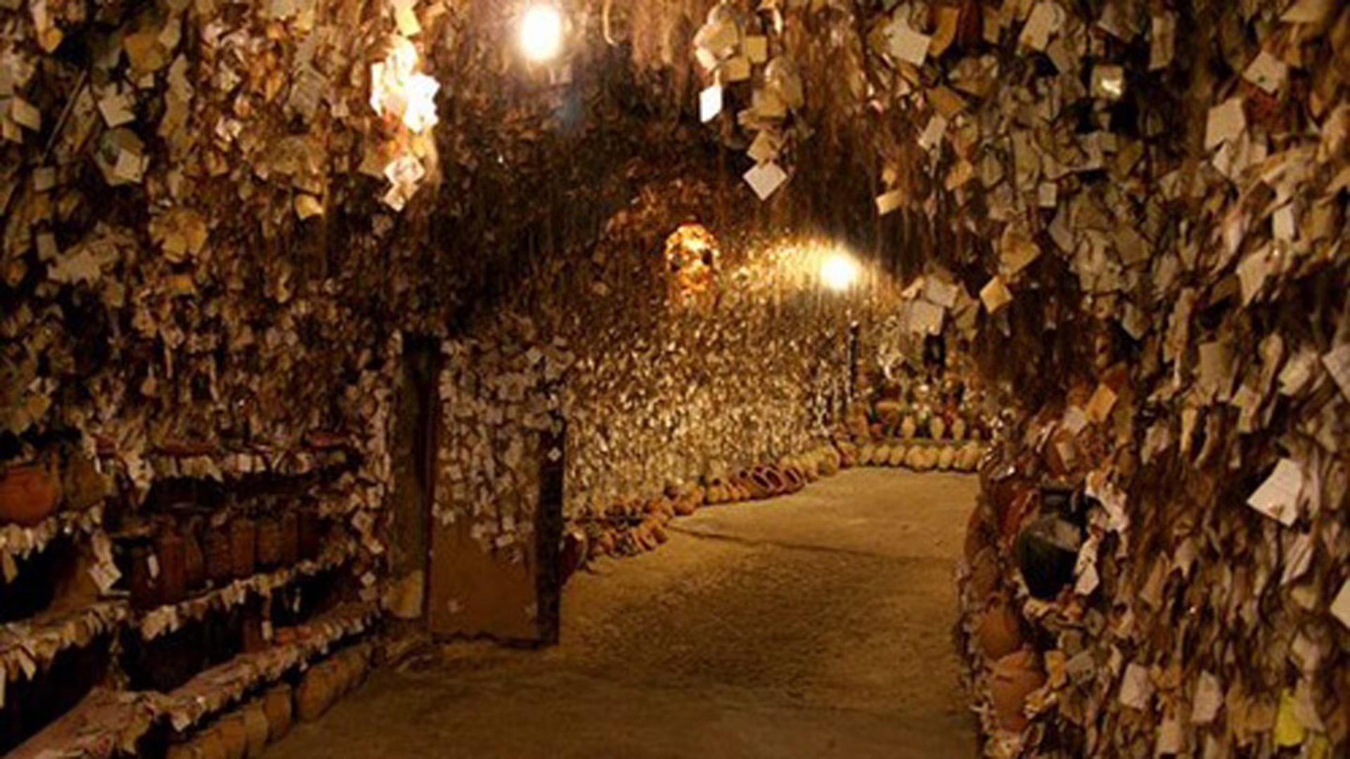 M&aacute;s de 16.000 mechones de mujeres de todo el mundo cuelgan de las paredes de un taller subterr&aacute;neo en Capadocia, cada uno con una nota manuscrita (Foto: Museo del Cabello de Avanos)