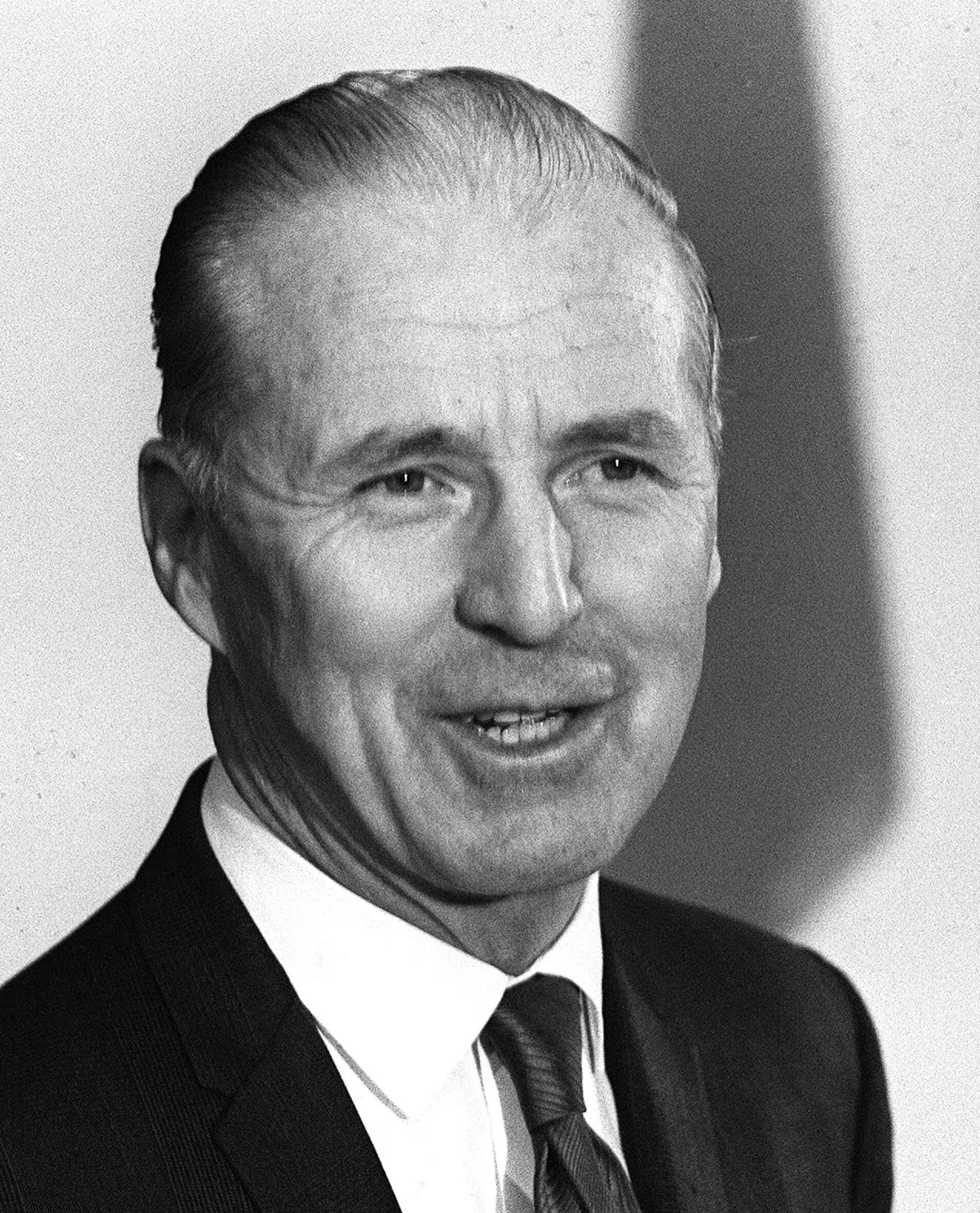 Borlaug fue un agrónomo estadounidense cuyo trabajo en la mejora genética del trigo impulsó la producción agrícola y contribuyó al desarrollo de la llamada Revolución Verde (Grosby)