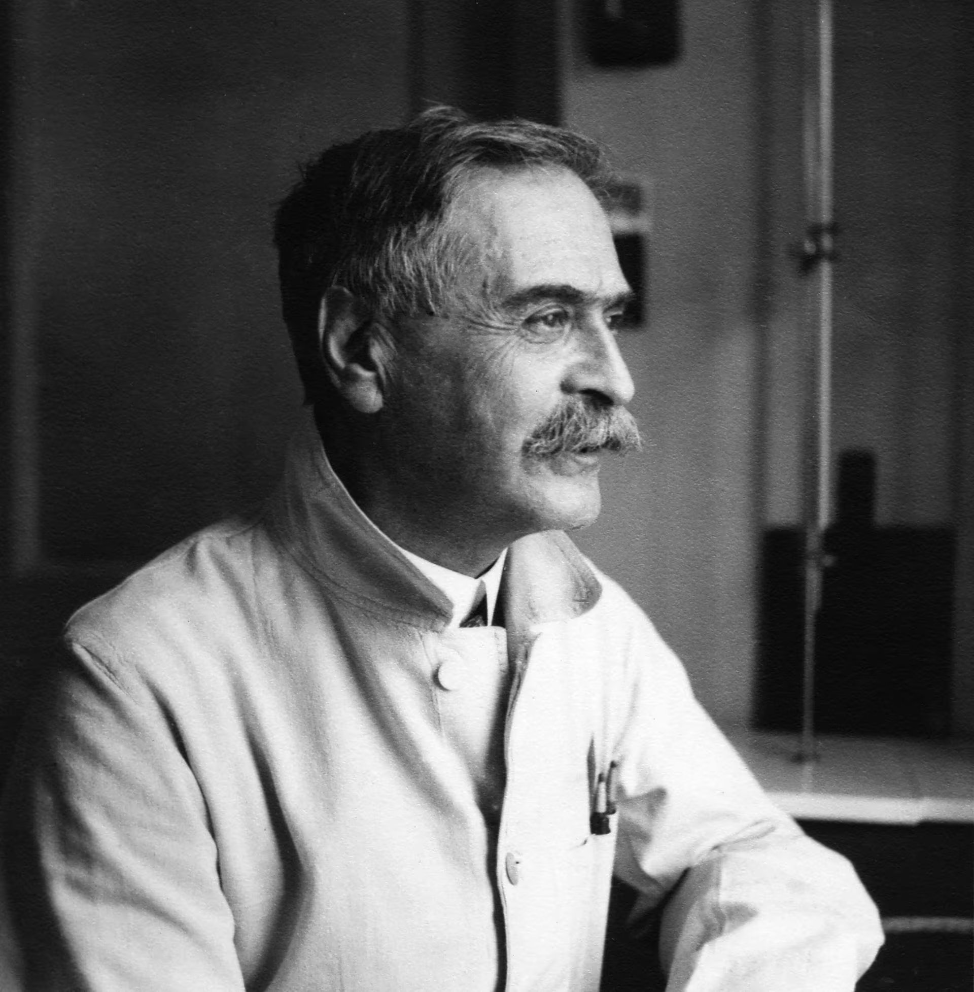 Karl Landsteiner descubrió los grupos sanguíneos en 1901 y sentó las bases de transfusiones compatibles, un avance vinculado con más de mil millones de vidas salvadas (Grosby)