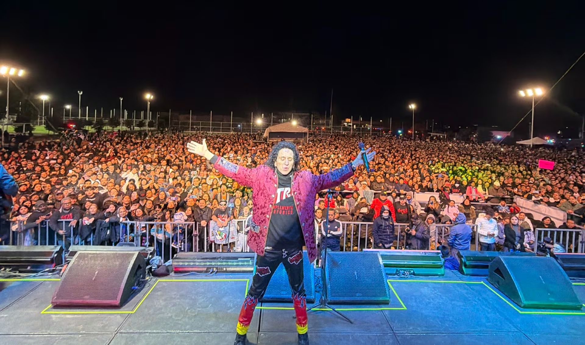 El m&uacute;sico interpret&oacute; los primeros versos de &ldquo;Caminos de Guanajuato&rdquo;, de Jos&eacute; Alfredo Jim&eacute;nez. &ldquo;Por eso vamos a estar en el Rockstar Fest de Le&oacute;n, Guanajuato, el 31 de octubre&rdquo;, declar&oacute; Lora en el clip. (Facebook / El Tri Oficial)