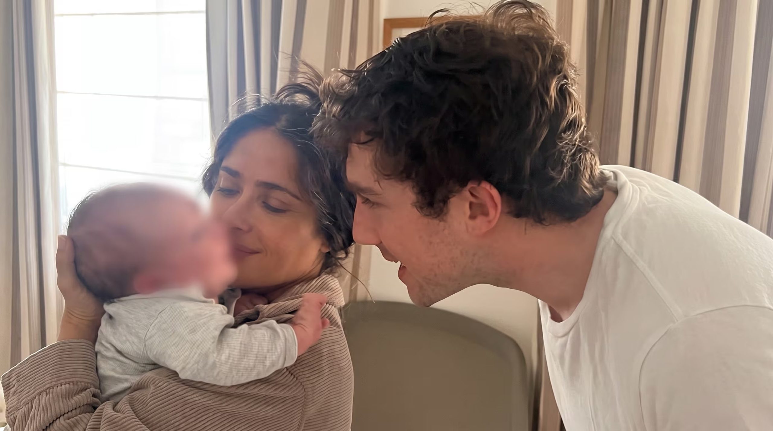Salma Hayek se convierte en abuela por primera vez a sus 59 a&ntilde;os.
IG: laracosima_pinault
(Imagen Ilustrativa Infobae)