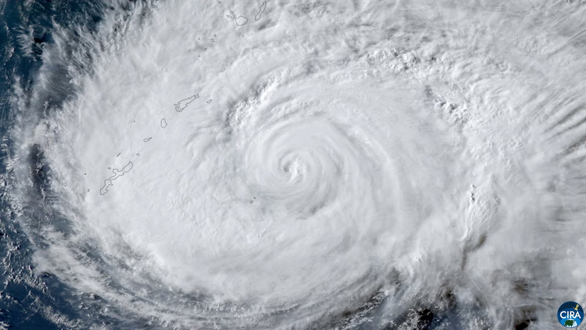 Una imagen satelital muestra al tifón Dolphin acercándose a Okinawa, Japón, el 6 de agosto de 2026 (CSU/CIRA y JMA/JAXA/Distribución a través de REUTERS)