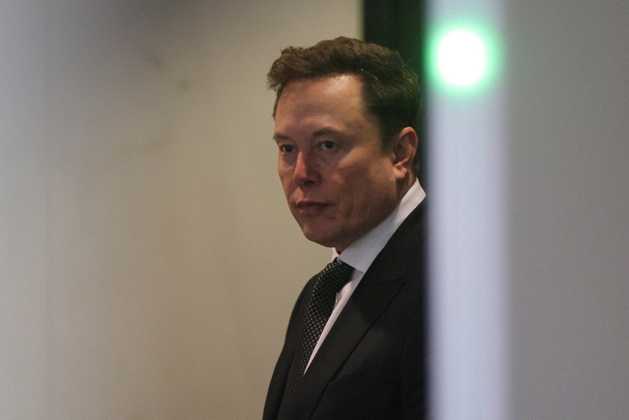 La inversi&oacute;n inicial corresponde solo a la primera fase y podr&iacute;a incrementarse con futuras expansiones, mientras Musk busca posicionarse frente a gigantes como TSMC, Samsung e Intel en el mercado global de semiconductores (REUTERS/Manuel Orbegozo/File Photo)