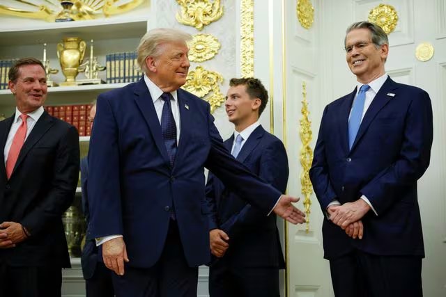 Donald Trump saluda al secretario Scott Bessent durante un acto oficial en la Casa Blanca, (Washington, Estados Unidos)