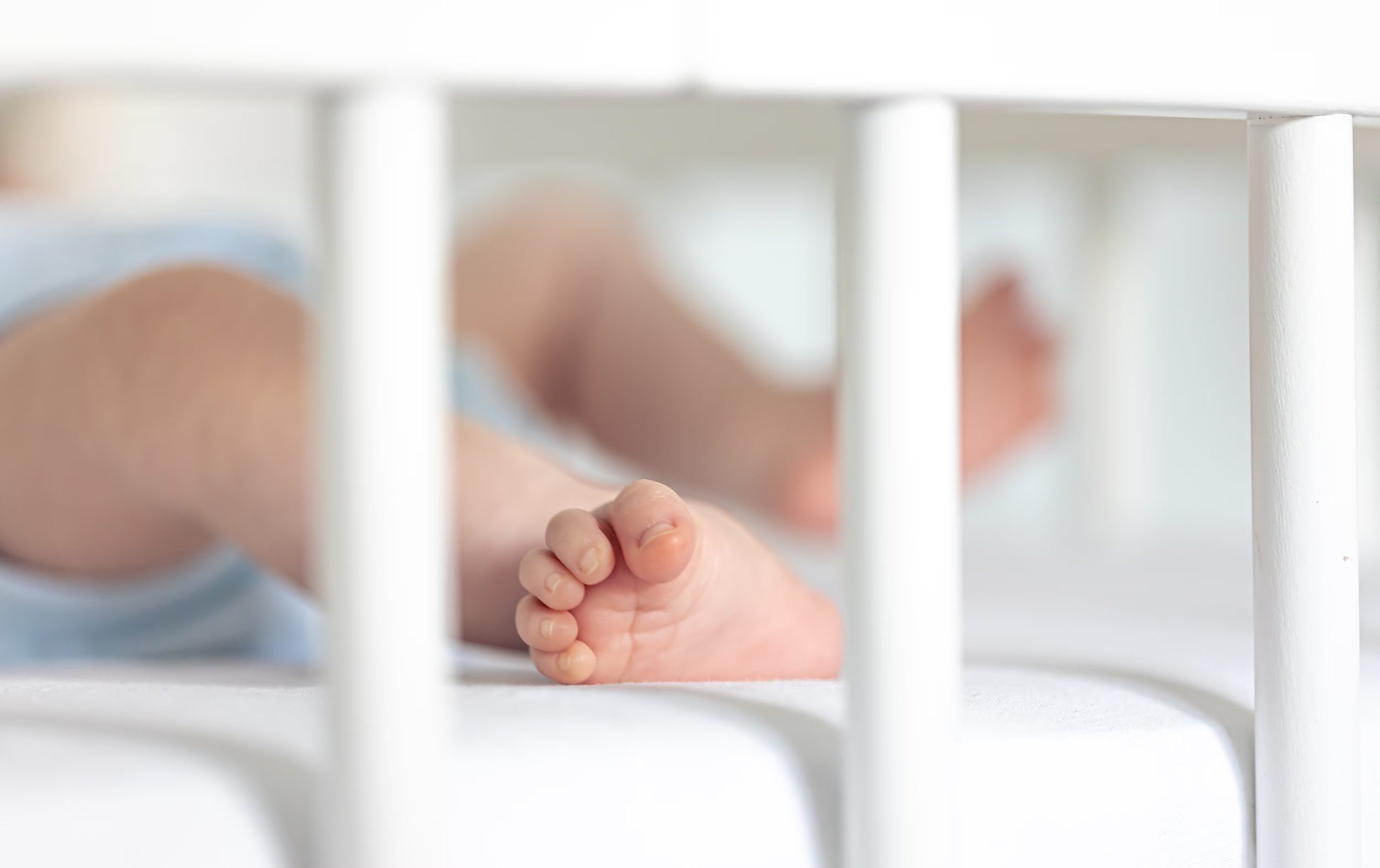 Un beb&eacute; en una cuna (Magnific)