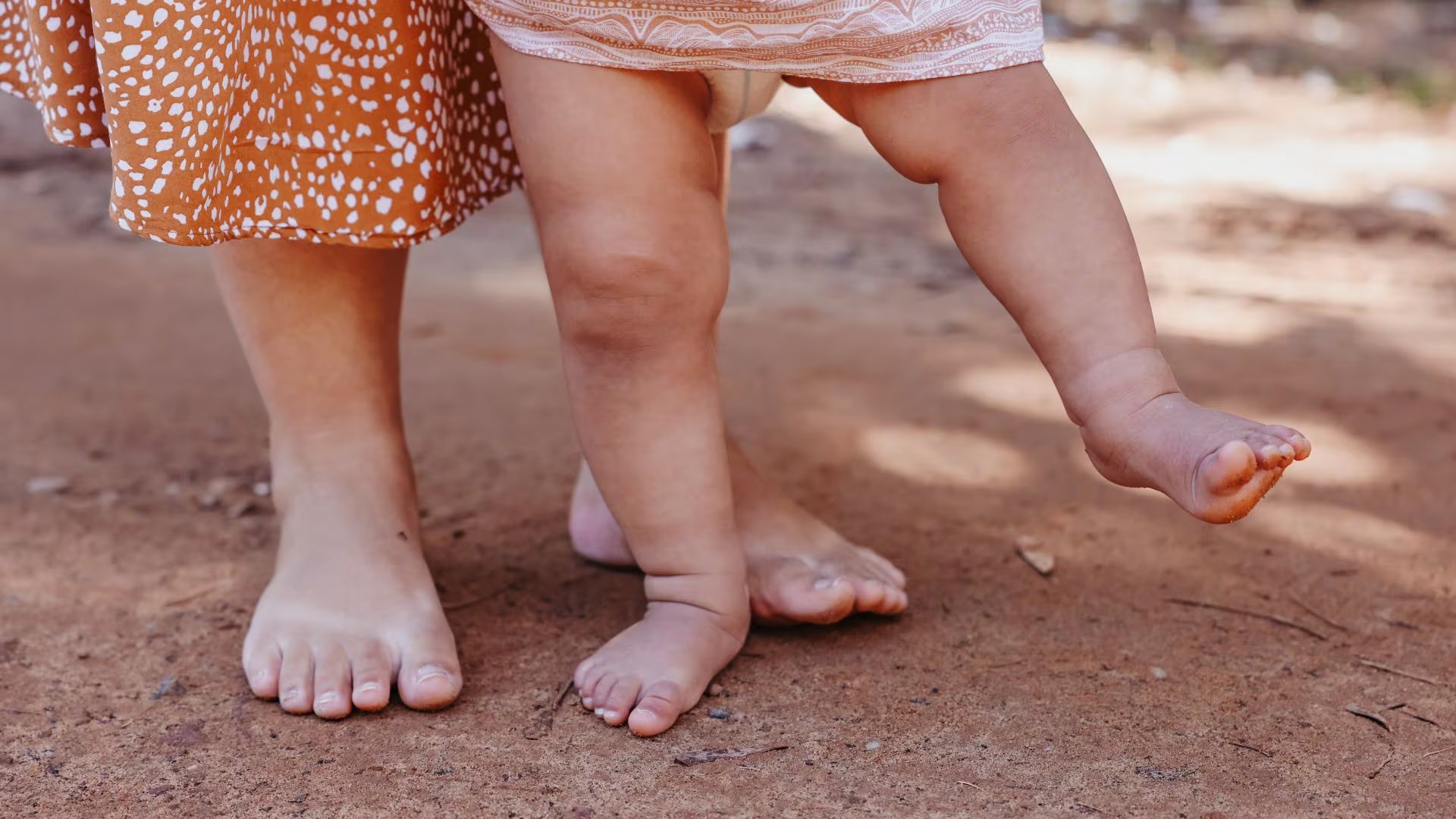 Una madre con su beb&eacute; reci&eacute;n nacido aprendiendo a andar (Canva)