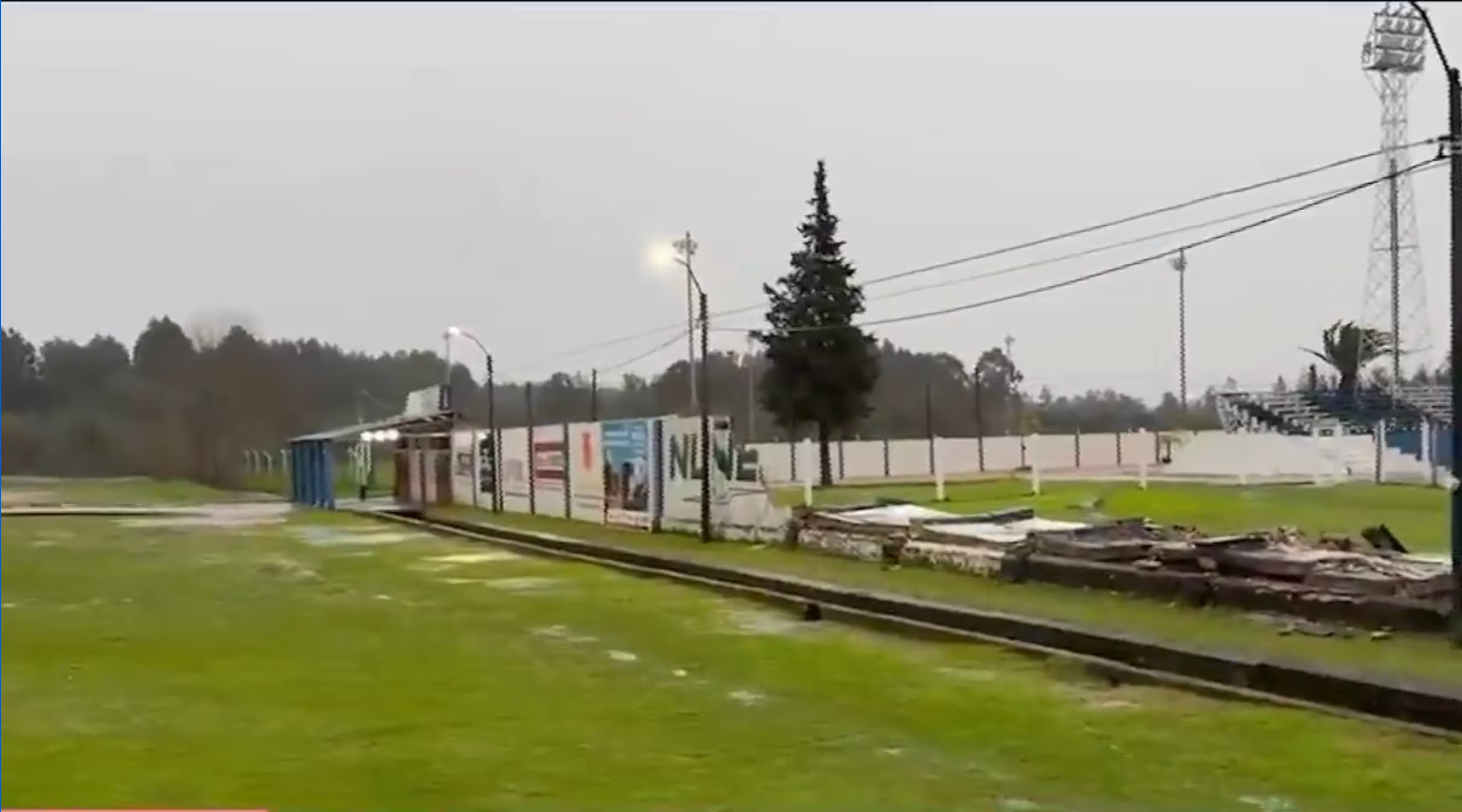 Se cayó un muro del Estadio Ubilla del Melo por el temporal (Captura Telemundo/Canal 12)