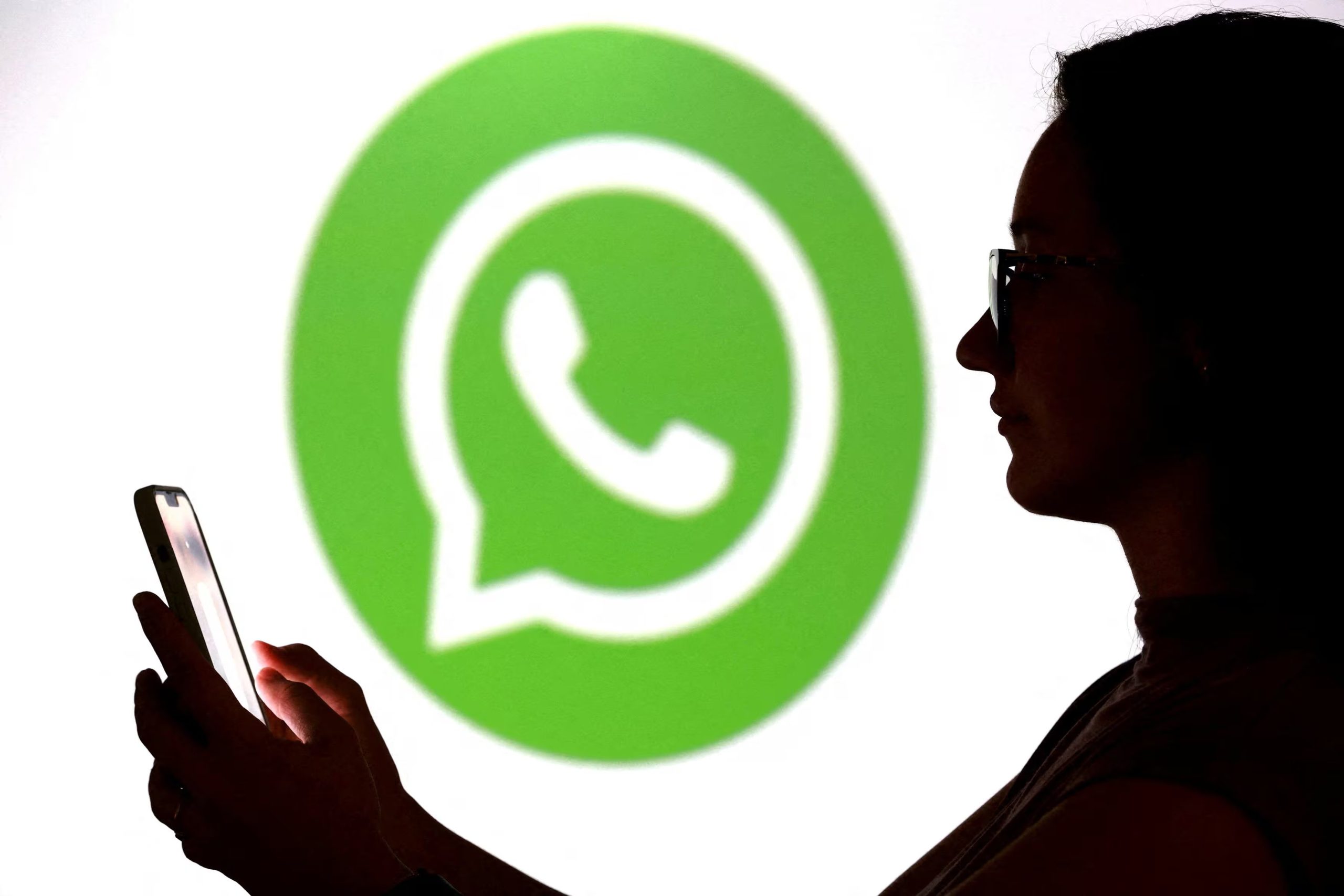 WhatsApp no confirma el bloqueo y forzar contacto puede escalar tensiones, as&iacute; que lo recomendable es respetar l&iacute;mites, no enviar cadenas de mensajes y, si hay un motivo real y urgente, buscar un canal adecuado fuera de la app con prudencia - REUTERS/Dado Ruvic/Illustration/File Photo