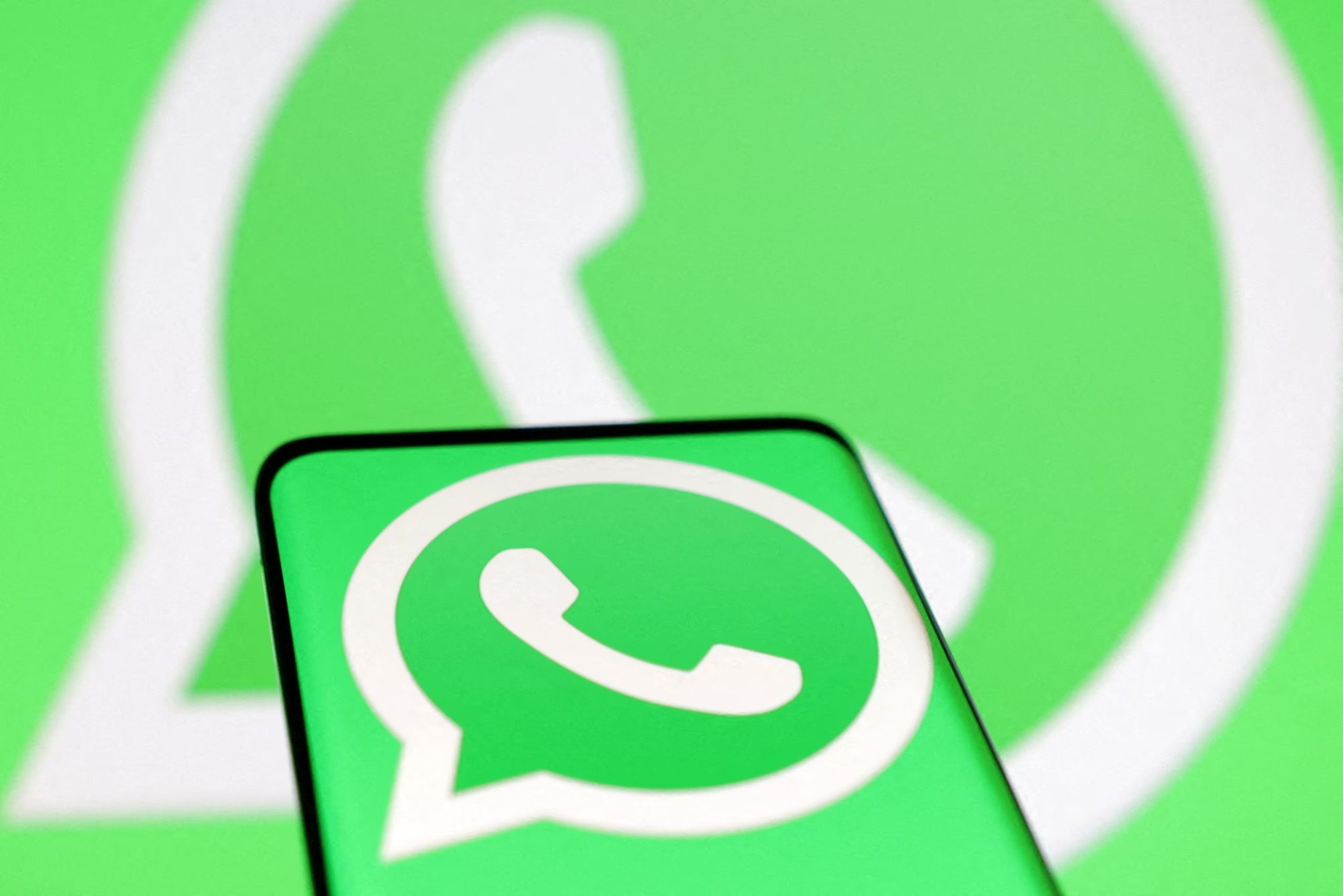 Las reacciones personalizadas de WhatsApp estarán disponibles solo en WhatsApp Plus, la suscripción de pago de 2,49 euros al mes o 2,99 dólares. (REUTERS/Dado Ruvic/Illustration/File Photo)