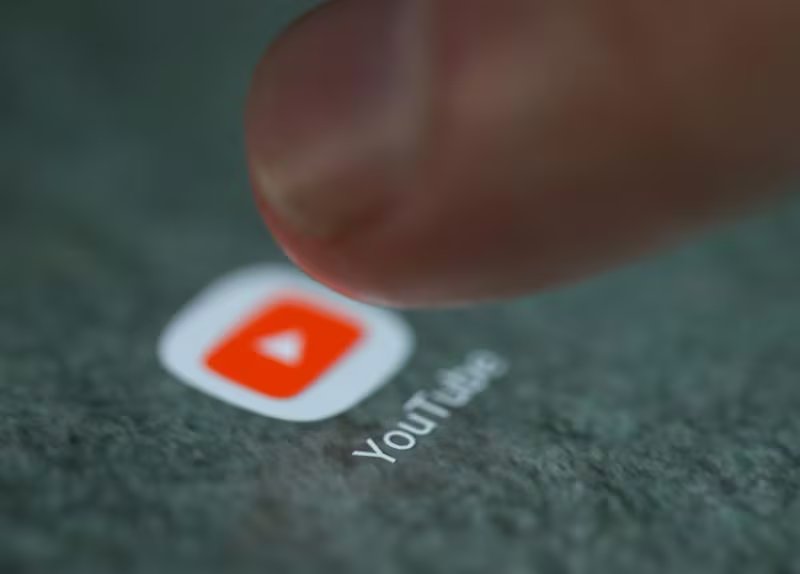 Los modelos de gama media y baja lanzados antes de 2017 figuran entre los celulares m&aacute;s afectados por el bloqueo de YouTube.(REUTERS/Dado Ruvic)